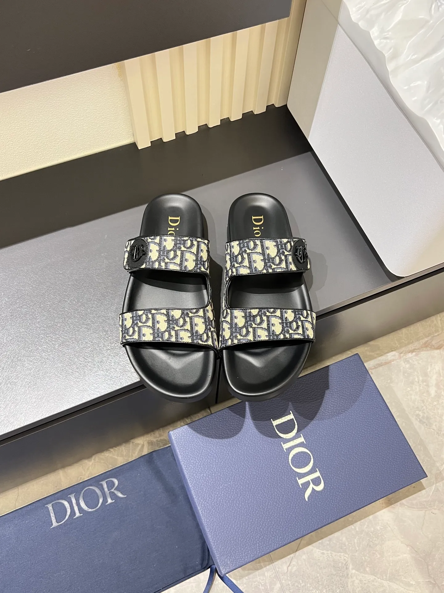 Men's men's shoes 💰p300 Size 38-45 Dior Dior's latest H-Town series Oblique thick sole slippers sandals Original purchase development and production This Dior H-Town sandals pay tribute to the classic logo of sports style and highlight Dior's high-end spirit. Crafted from black rubber with a beige and black Oblique printed upper, it's accentuated with tonal calfskin details. The rubber sole incorporates a variety of elements and is embellished with the Dior logo for a refined, futuristic look. Can be worn with shorts or jeans. Comes with exquisite packaging at the counter 🛍📦 ▪️ Fabric: Original customized imported Oblique embroidery ▪️ Lining: Imported soft sheepskin ▪️ Sole: Original molded ultra-light foam material ▪️ Bottom thickness: 4CM
